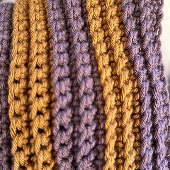 Two-tone elongated stripe knit scarf - Picture 5 of 5